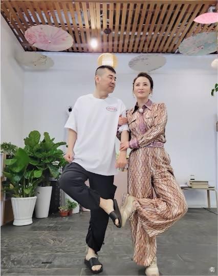 看到蒋勤勤跟陈建斌秀恩爱，瞬间羡煞旁人，不得不承认，这把年纪了！还能如此大撒狗粮