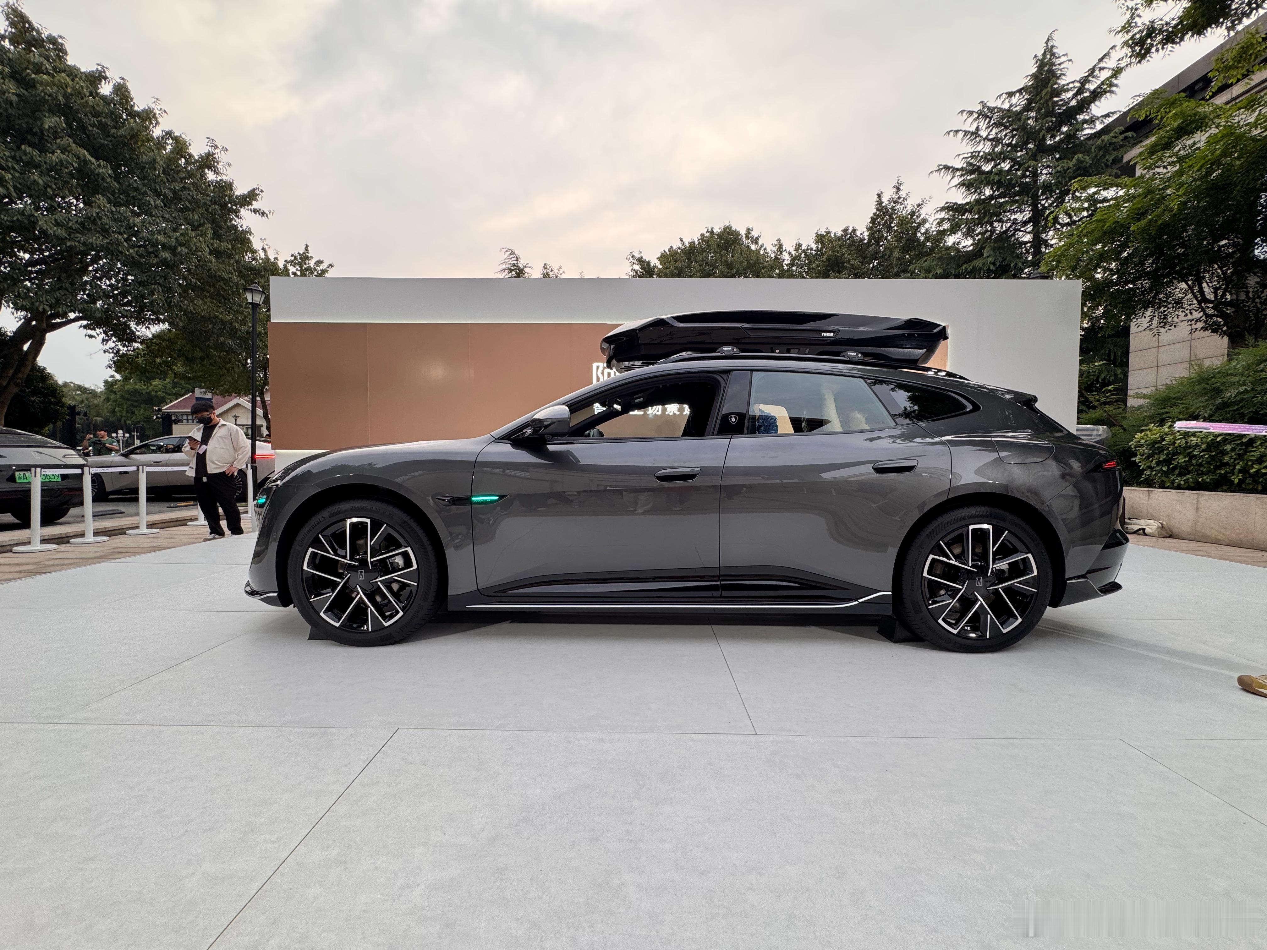 带顶箱的阿维塔06T大家觉得这一套升级怎么样？会不会是原厂可以直接选装的版本阿维