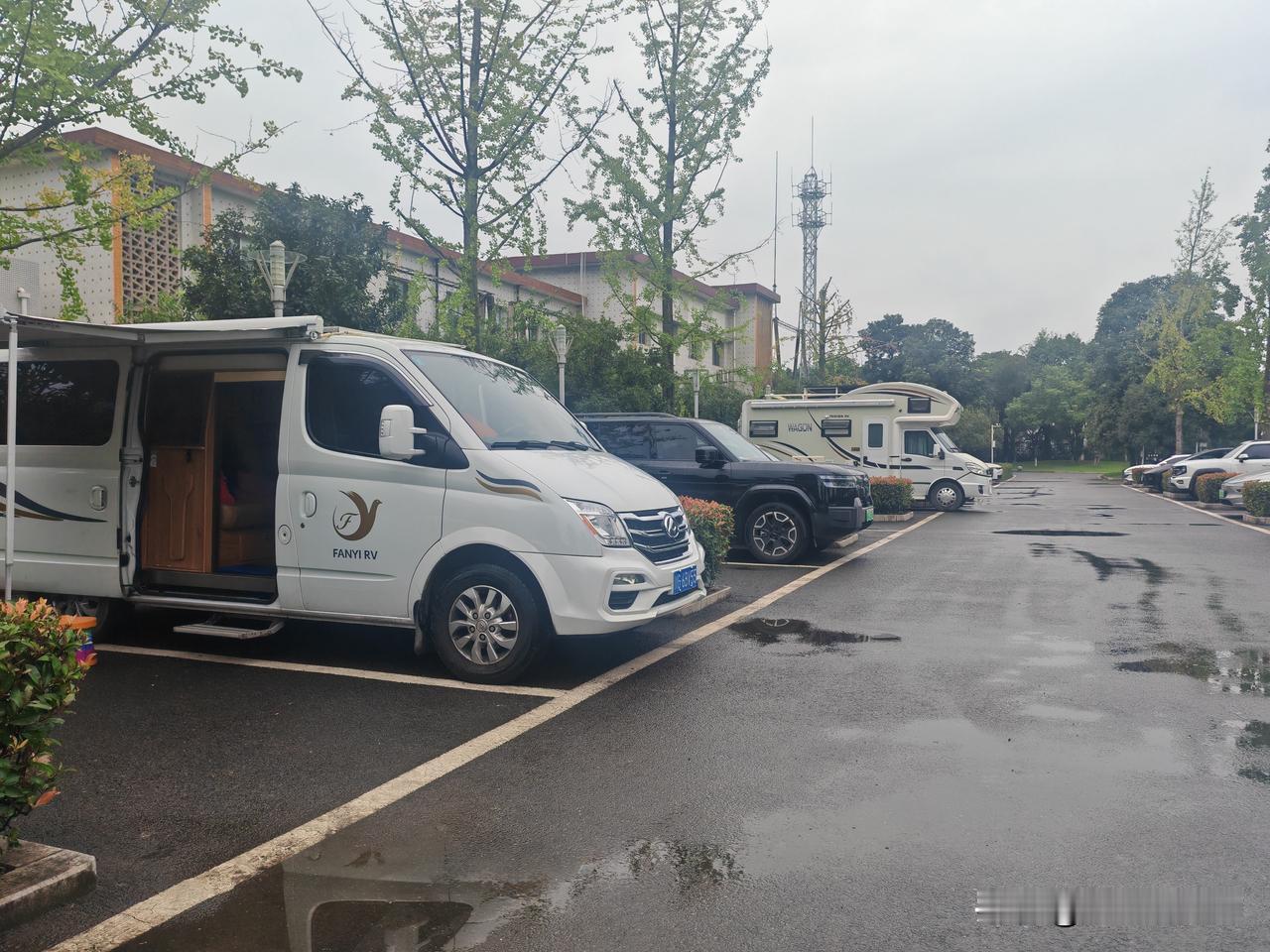 宜宾东楼成为了很多外地游宜宾的最佳露营基地！每到节假日都会有无数露营车或者露营的
