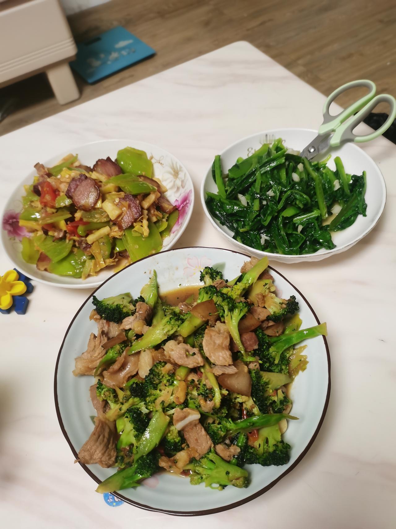 今晚我们父子两吃三个菜，8块钱晚饭，在广西，属于什么生活水平？