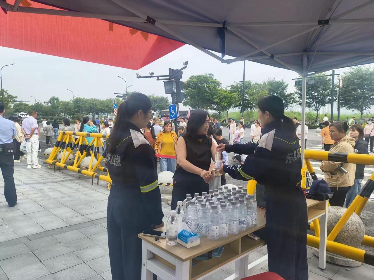 2.幸运成为一名救援志愿者，用平凡身影守护人间平安。