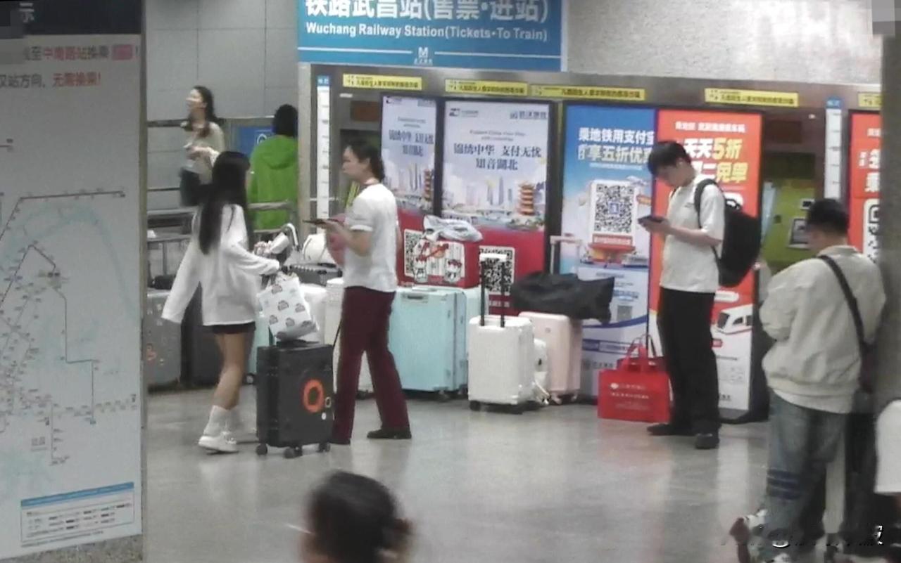武汉地铁火了，这次不是因为黄鹤楼红墙，而是因为一面“无人看管”的行李箱墙。