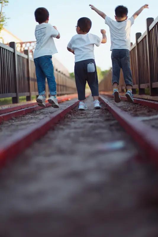 有人在抖音上问，父母不在了，家里三个弟弟，初二回娘家去哪个弟弟家？很多人说去老大