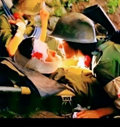 1986年,18岁的战士至死都没尝过爱情的滋味,牺牲前,奄奄一息的小战士,恳求