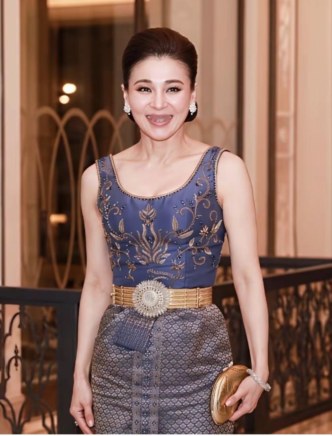 苏提达晚宴新造型太惊艳了！4月29日，苏提达王后跟随泰王出席瑞典王室非正式晚宴，