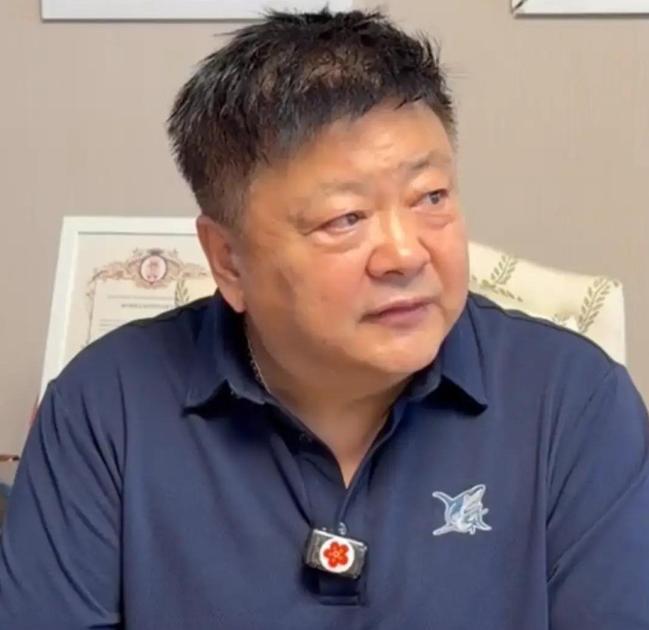 61岁的洪剑涛躺在病床上，鼻子里插着输氧管，脸是蜡黄的。上手术台前他握着儿子洪洋