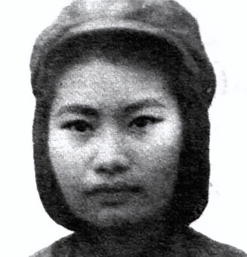 1939年，日本人的监狱里，一个女八路军被打得血肉模糊。突然，一个汉奸上前扇她耳