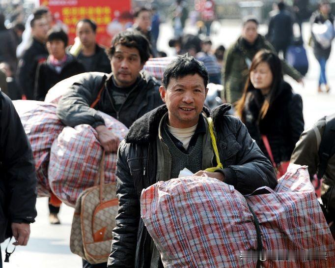 最近听说要“防止大规模返乡”，这是啥情况？🤔原来很多在大城市打工的老乡，因