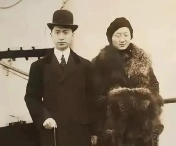 “大床是专门给你设的，我要睡沙发。”1908年，留美归来的顾维钧被家人以“病