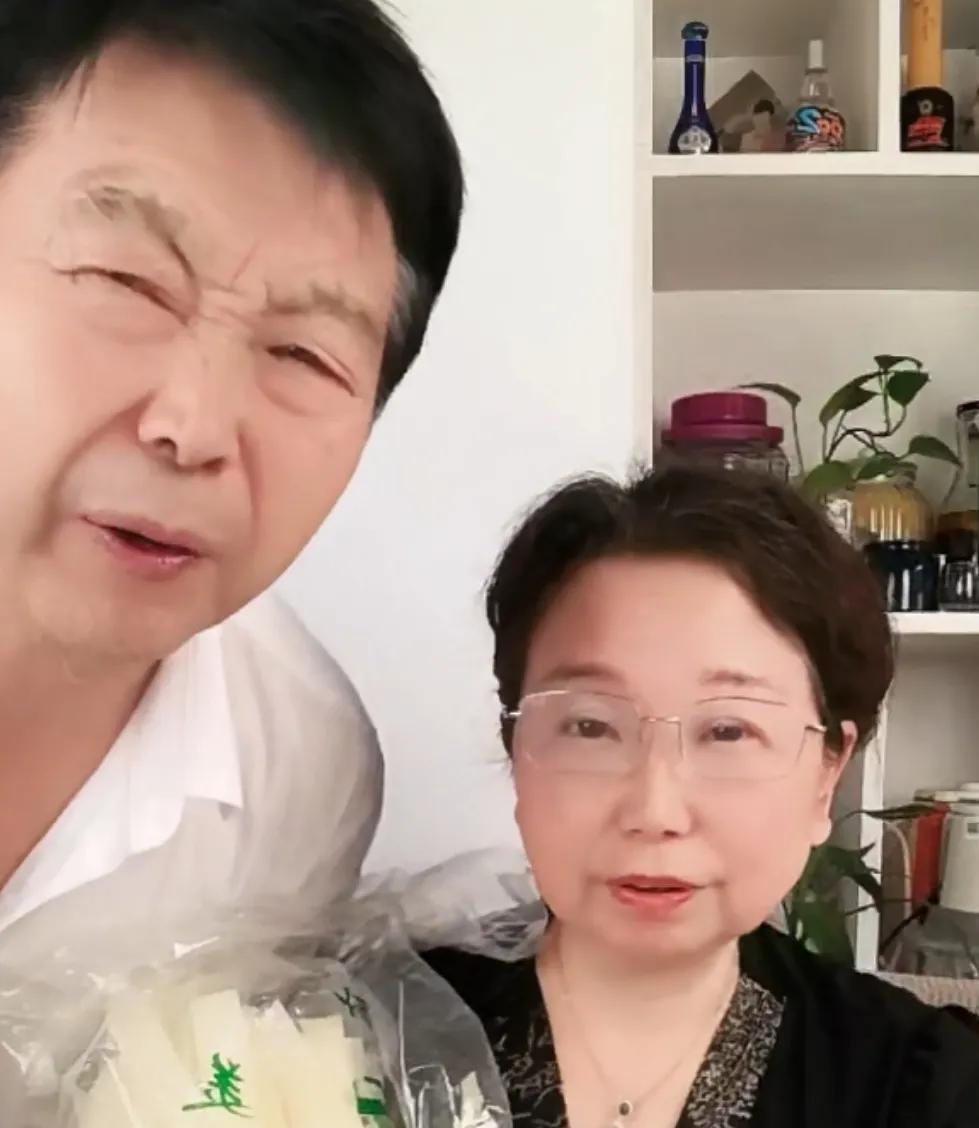 杜大娘直播卖货时，突然接到电话，不接也不挂断。这突如其来的来电，打破了傍晚六