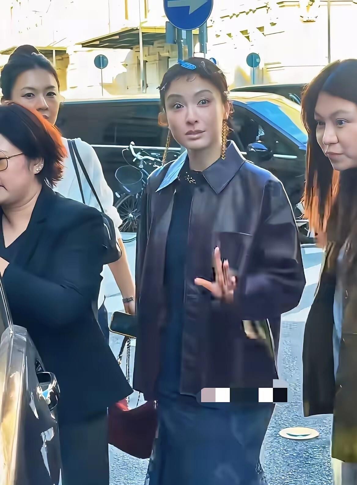 吴昕在米兰时装周Diesel秀场的湿发短发造型直接让网友吵翻了。路人镜头里她顶着一头贴头皮的湿发，配