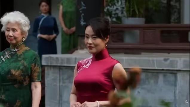 看了59岁邬君梅的穿搭，我悟了：多穿亮色系、裙选过膝款时髦高级​​​