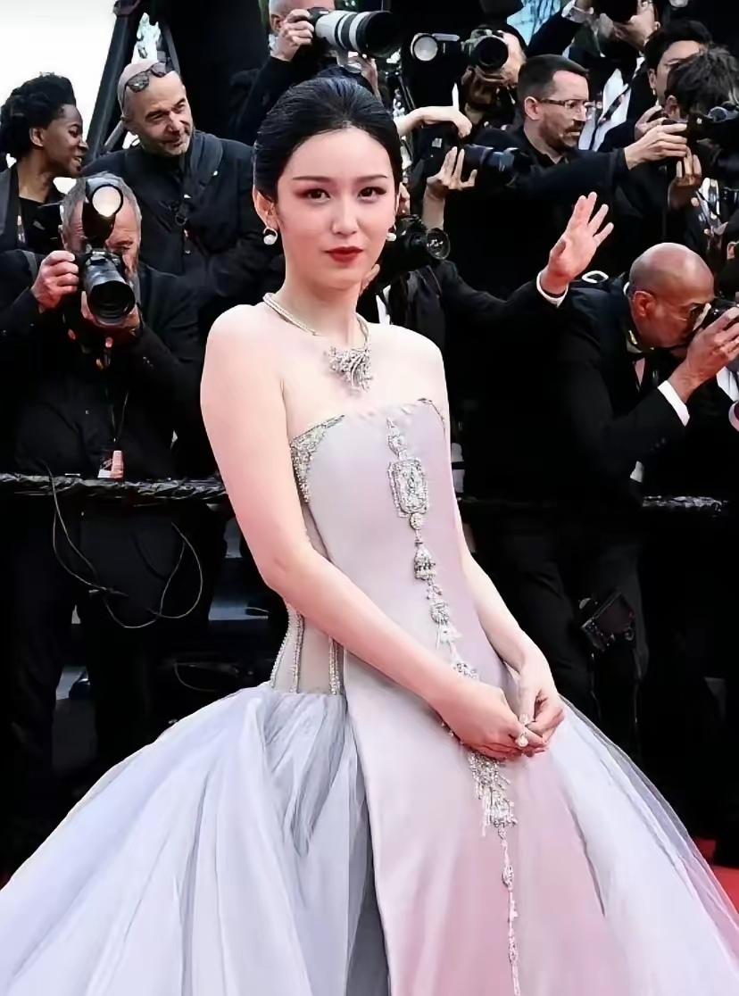 说好的内娱女星集体回春的呢？下图所示，你认出这是哪位女星了吗？迪丽热巴的