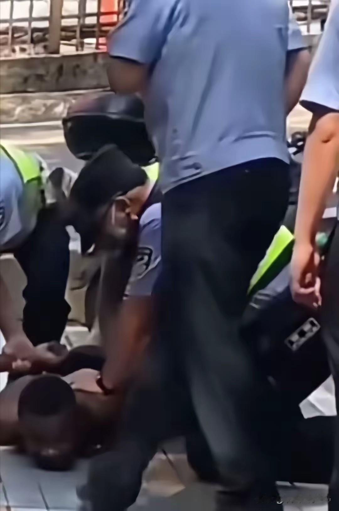 一名外籍男人在中国闹事，面对警察叔叔的执法他拒不配合，他以为可以耍横，但那是不可