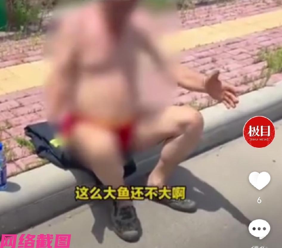 天津有位大爷钓鱼时，没预料到自己的鱼竿竟被条大鱼拽着跑到河水中心，这下大爷不干了