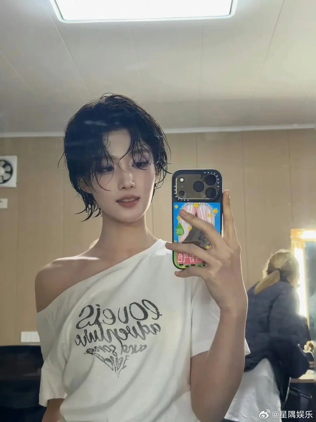 卢昱晓白鹿剪短发还挺像的