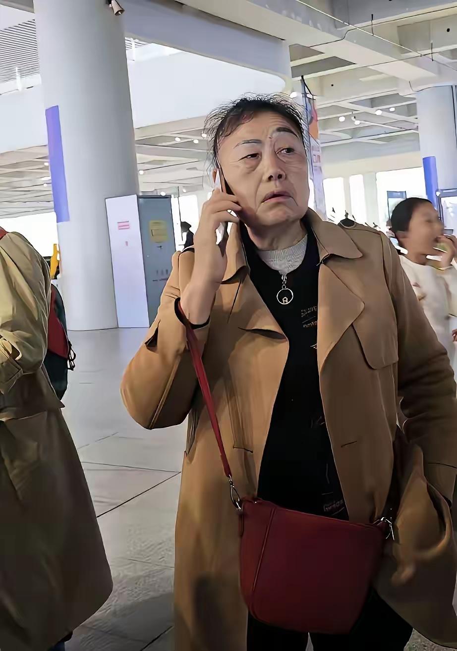 哈哈哈，大妈您画的眉毛怎么一高一低呀？[捂脸哭][大笑]爱美之心，人皆有之。