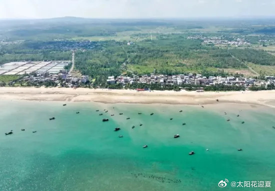 海南临高，藏着质朴治愈的海岸风光～红白色灯塔静静伫立，绵长沙滩一望无垠。待到退潮