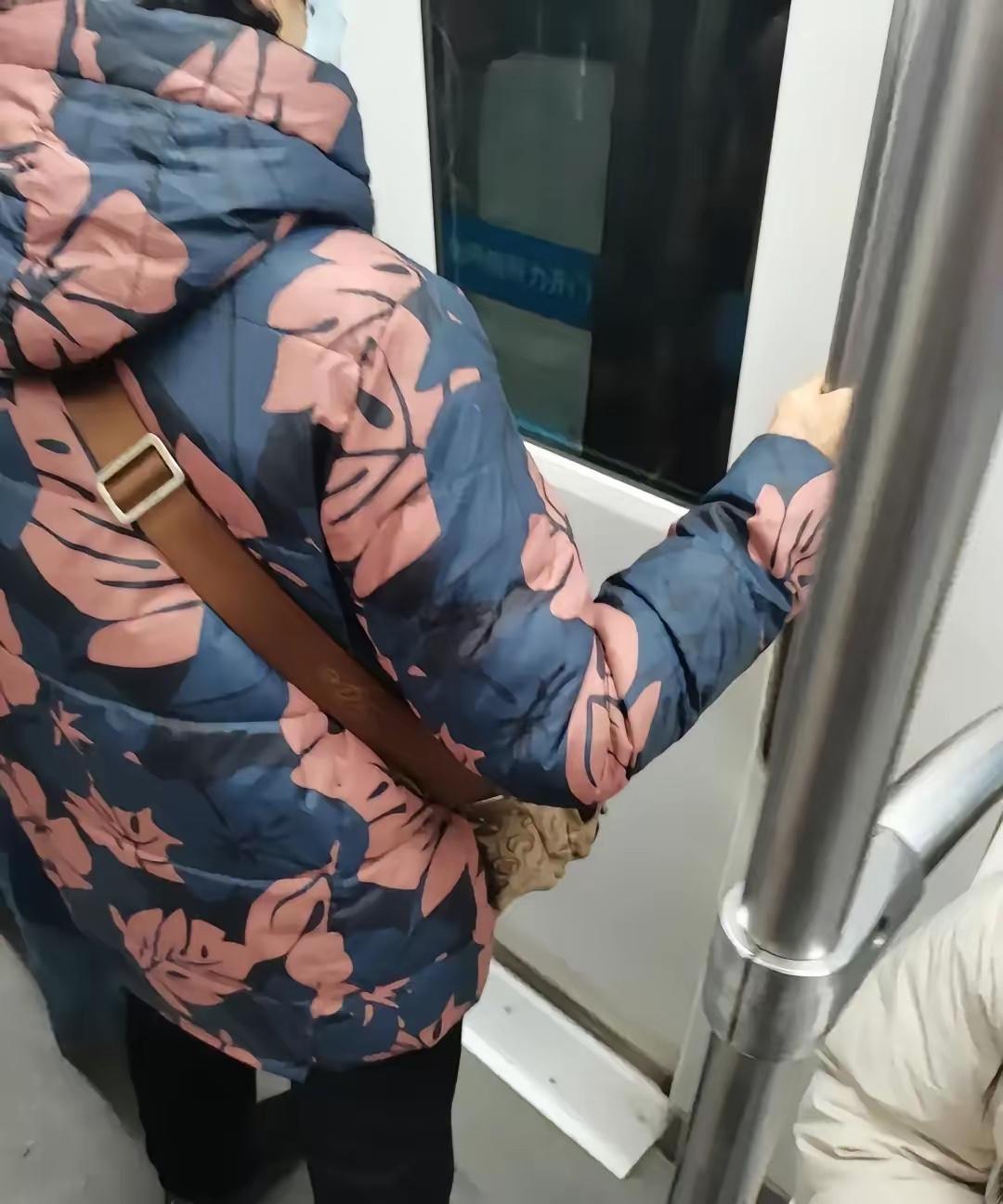 地铁2号线里，一小伙轻声提醒旁边老太太手机外放太吵，老太太当场关掉声音，谁料她临