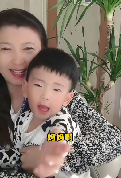 闫学晶在直播间是一通晒呀！那是晒完儿子晒女儿，晒完女儿再晒孙子。她对粉丝们说: