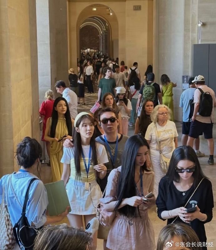 王思聪的卢浮宫游，一次带了六个女孩子以老爸留在村内为代价换来的自由，还这么张扬，