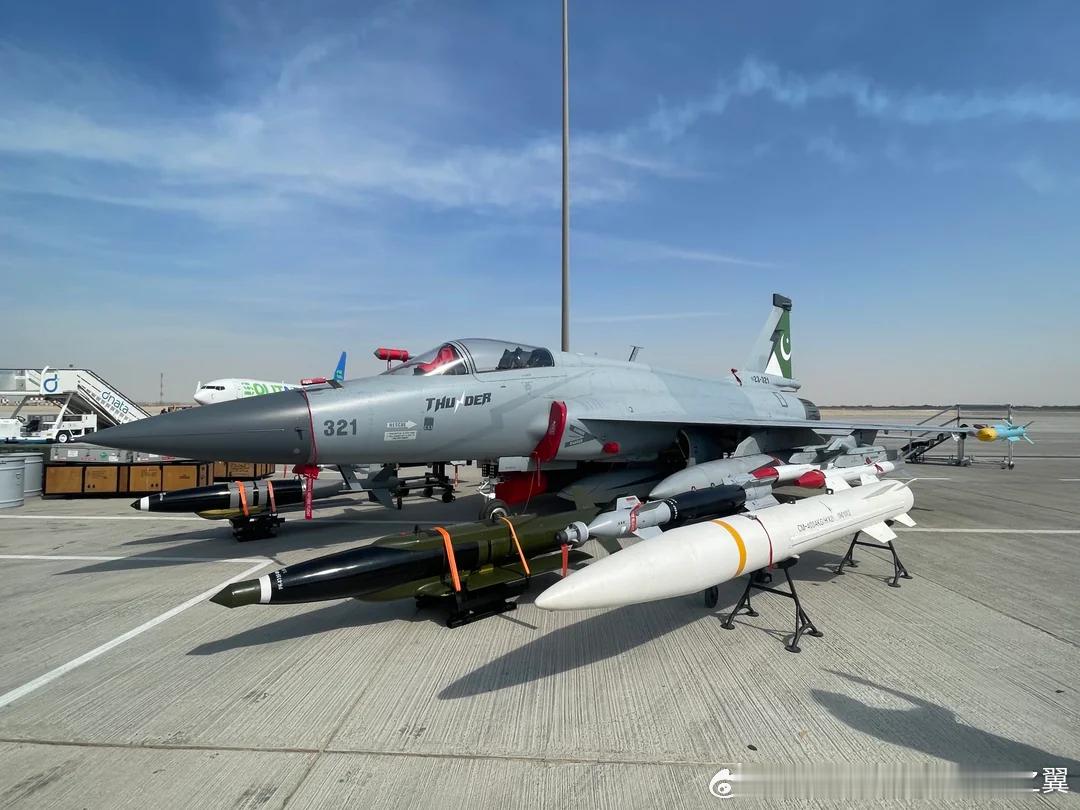 2025迪拜航展上的枭龙Block3，带多款先进制导弹药，PL-15E引人注意