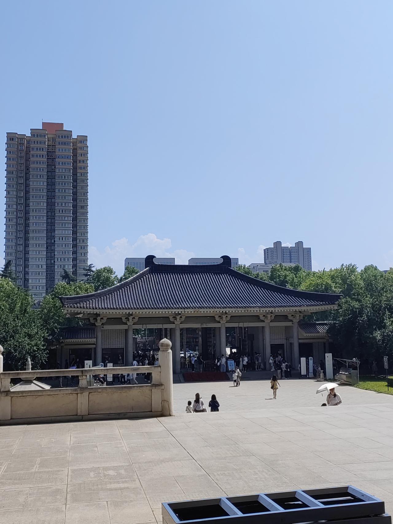 昨天到了西安，老公来火车站接的我，一连转了几个景点，也算走过路过瞧过。昨天一
