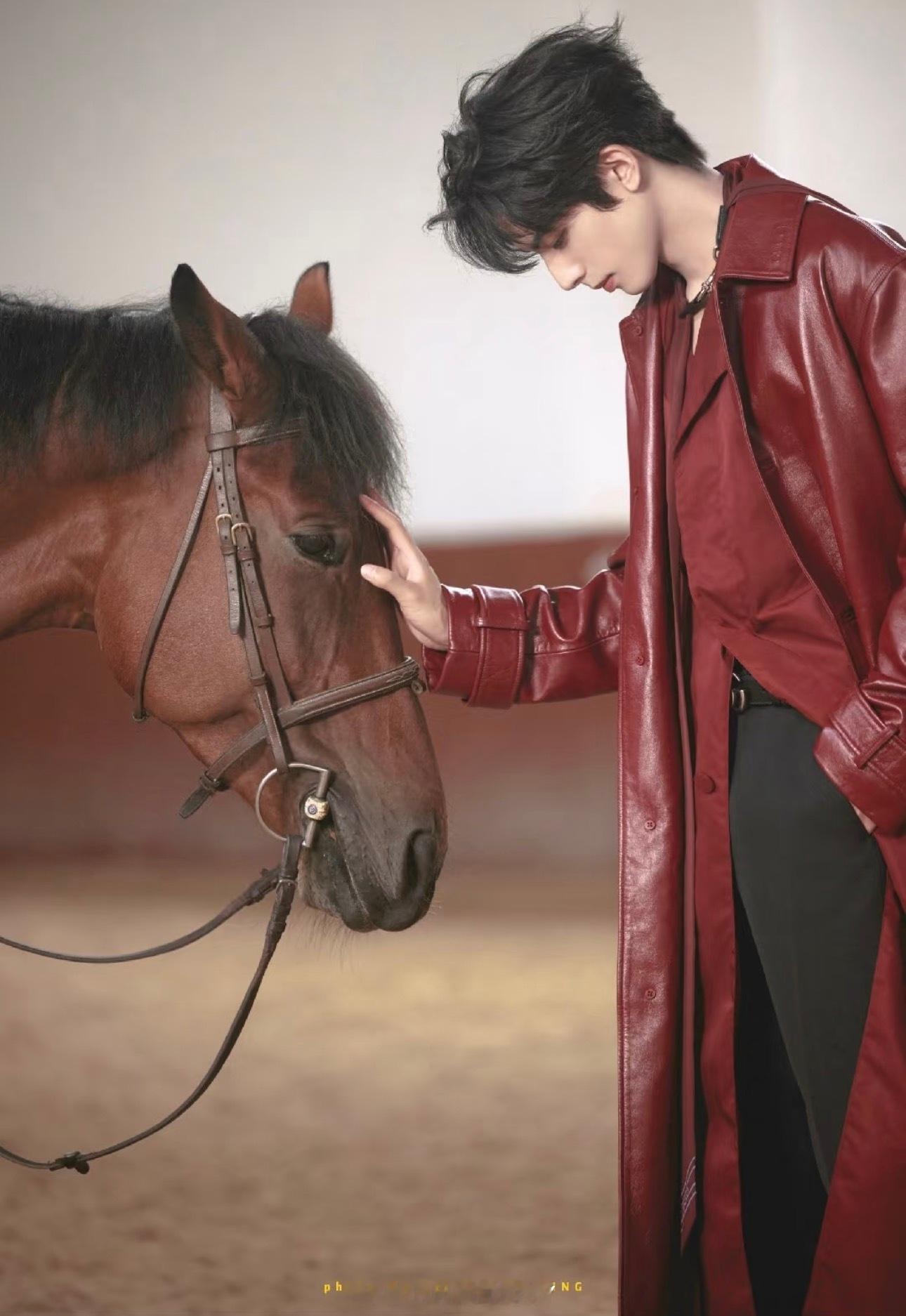 宋威龙抽到马上有对象的反应马年送祝福，愿你马上有喜，马上有乐，马上有财，马上有