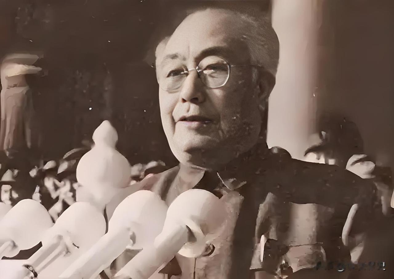 1995年的深秋，病榻上的吴德已近油尽灯枯，这位走过八十余载风雨的老革命家，在生