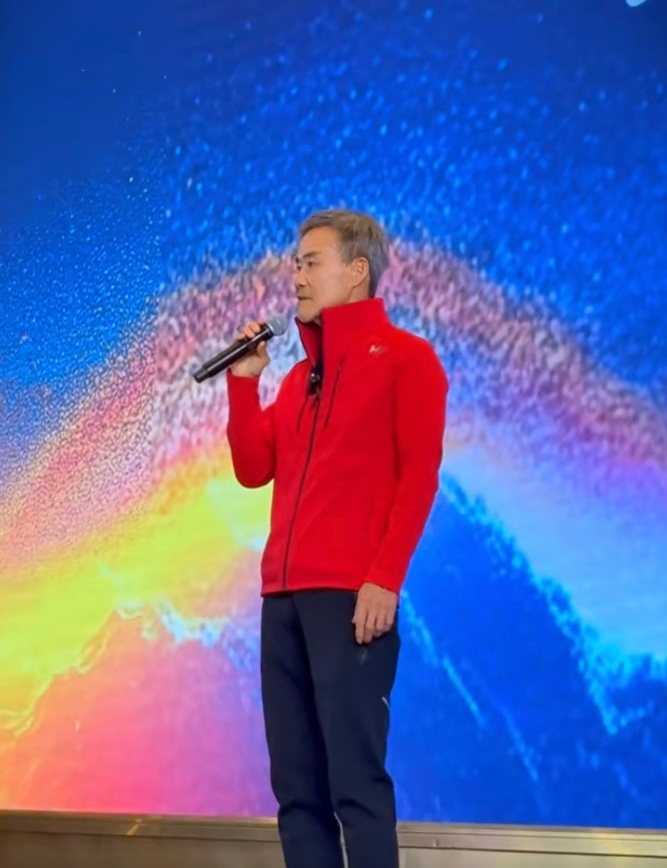 从这副妆造来看，王石还是有危机感的