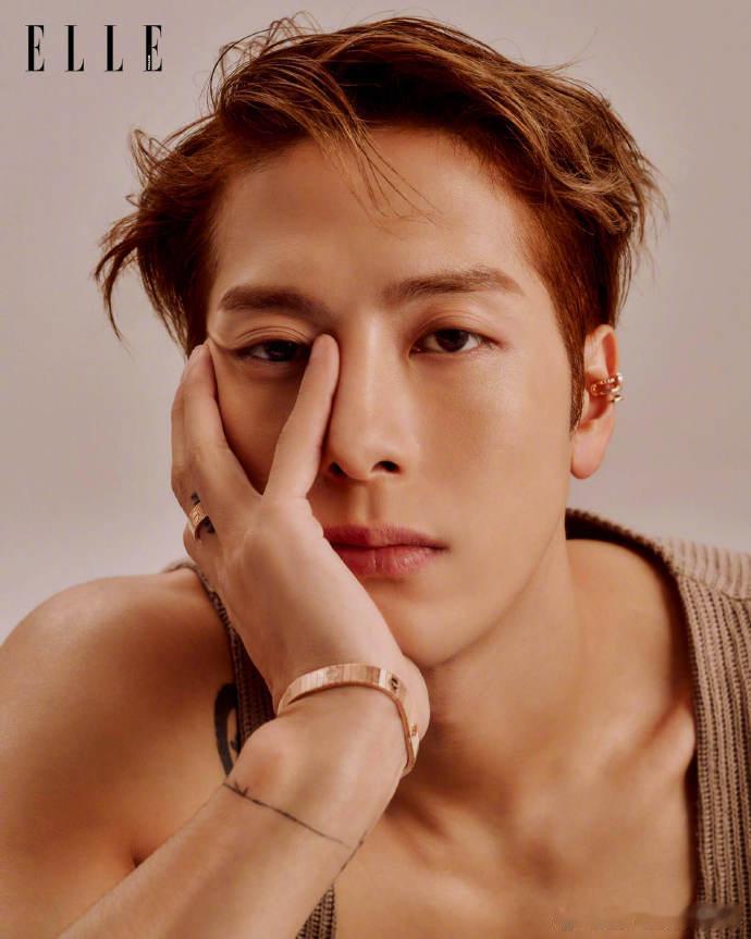 1.梁朝伟偶尔也会去电影院看电影，为了避免被人近距离围观骚扰，会直接买上一排的