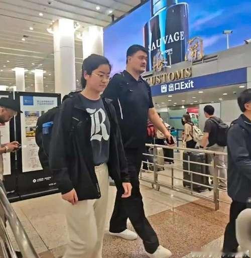 15岁的姚沁蕾凭1米9的身高惊艳全网！遗传了姚明2米26、叶莉1米9的顶级基因，