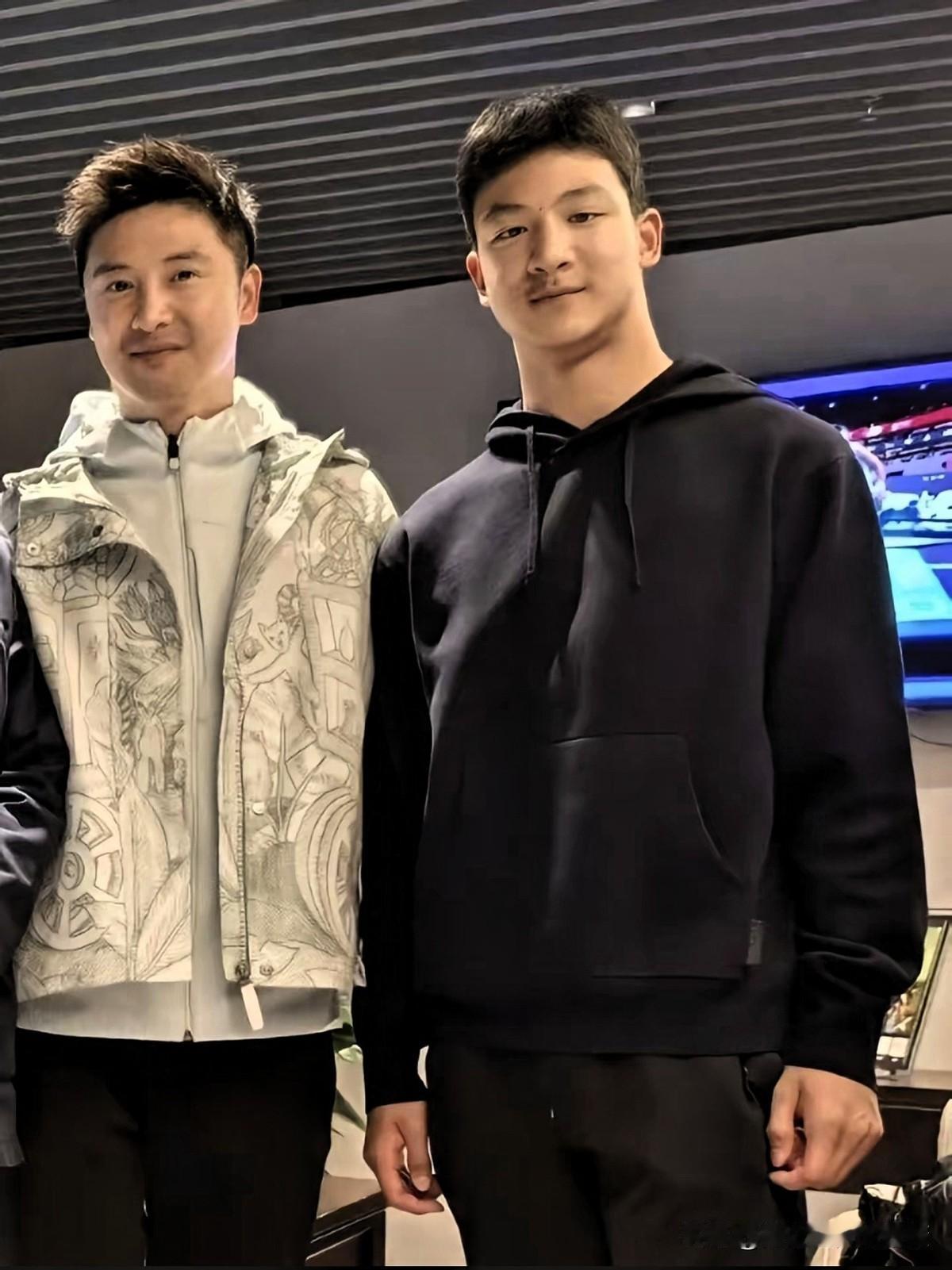 田亮晒了张儿子的照片，评论区直接炸了——几千条留言催他赶紧去医院。脖子粗得跟脑