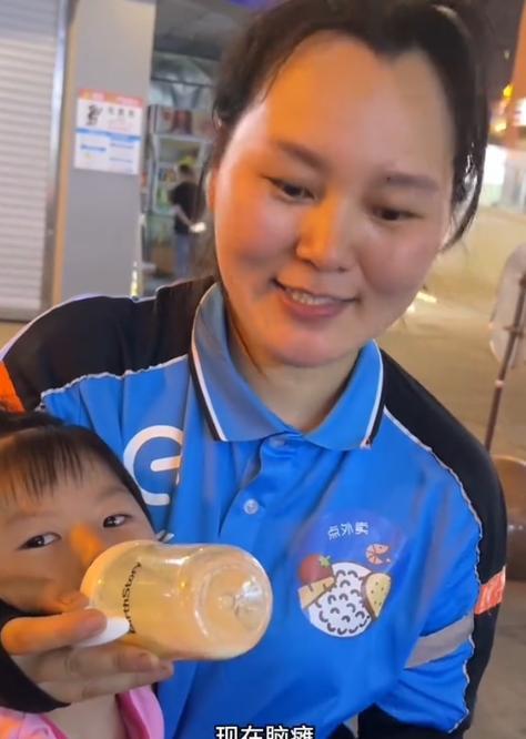 看哭了！5月20日，重庆，男子在路边看到一个送外卖的女子，抱着孩子泡奶粉，就上去