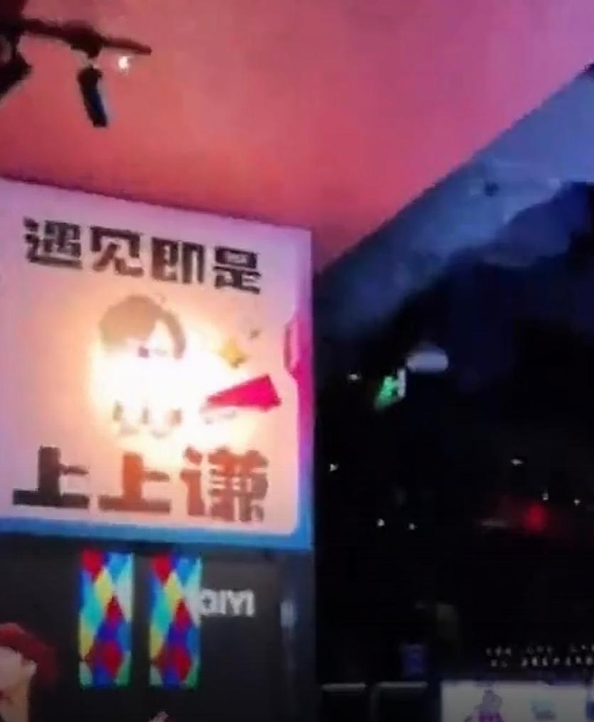 明星火锅店，现在凉透了！明星光环已不复存在。大家还记得前几年，各大明星蜂拥开