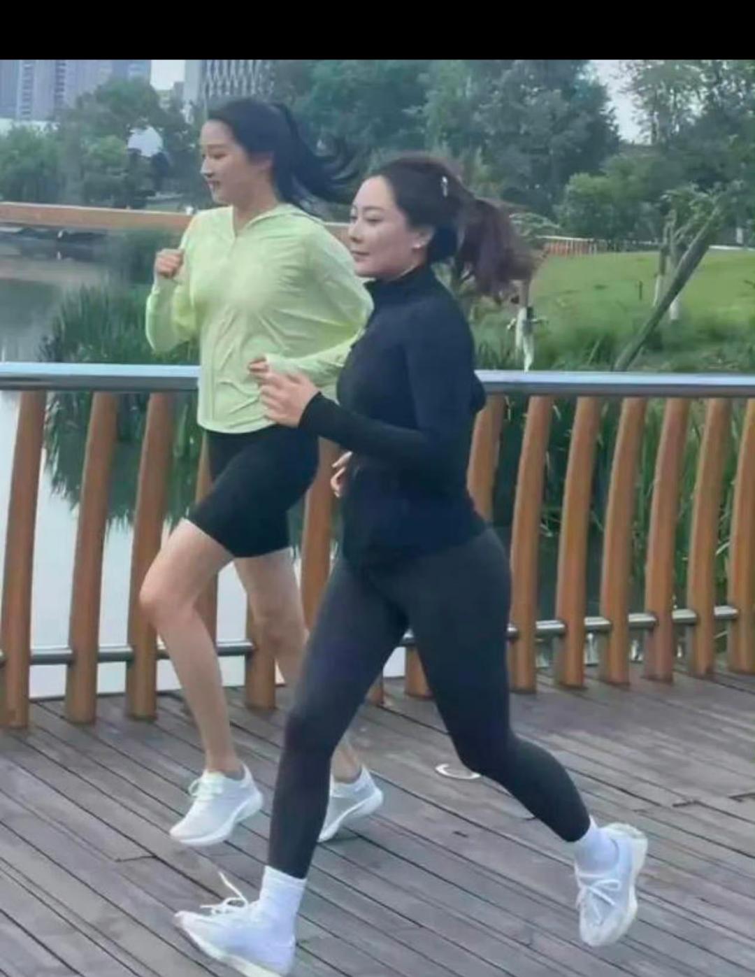 腿是真长，只是这身材真的很一般，感觉腰臀比例不是那么完美！说实话上镜还没有黑色