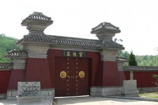 一具王侯的骸骨，在人间蒸发了。1951年，考古人员打开曹植的棺椁，里面有28块遗