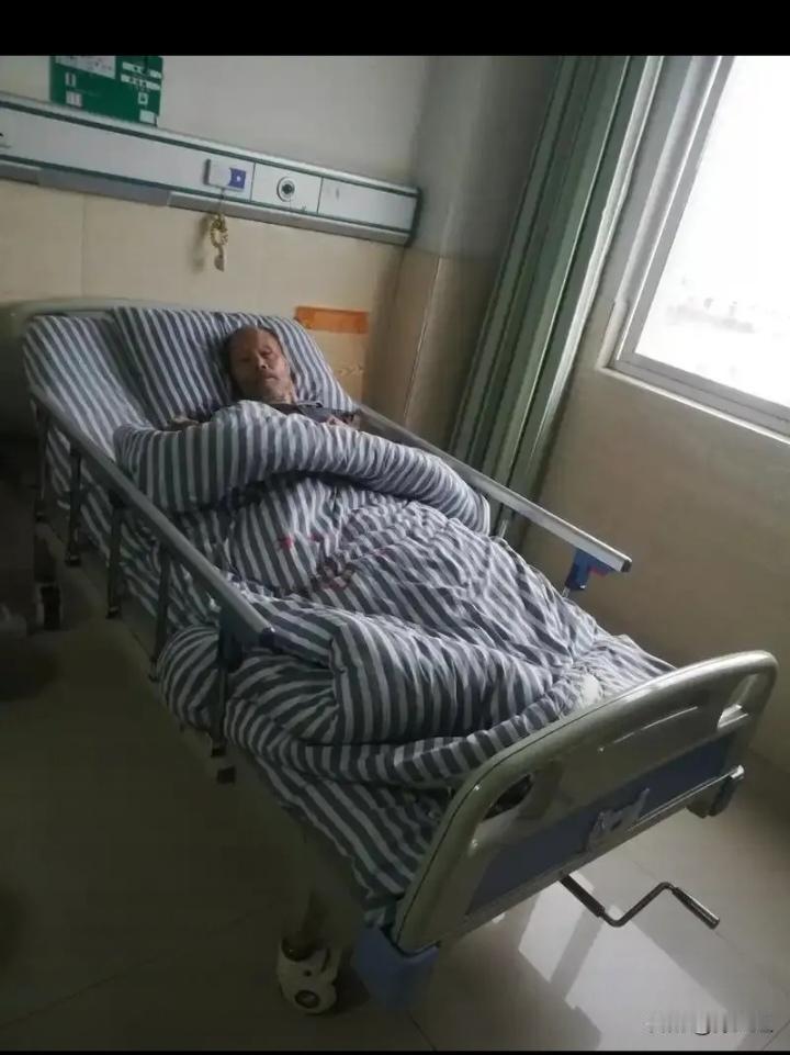 一位医生说：有些病人家属真的太通透了。一位92岁的肾衰竭老人上厕所时突发心脏