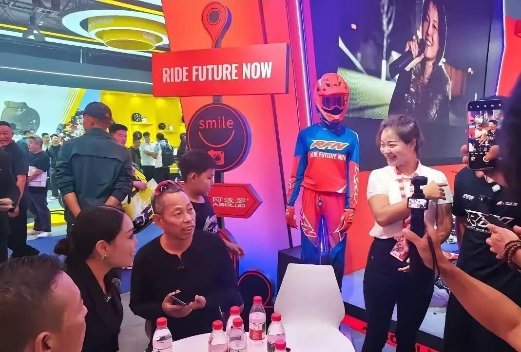 牙哥去阿波罗展台帮应儿撑场面这件事，表面看是人情往来，细品全是做人的底子。徒弟张