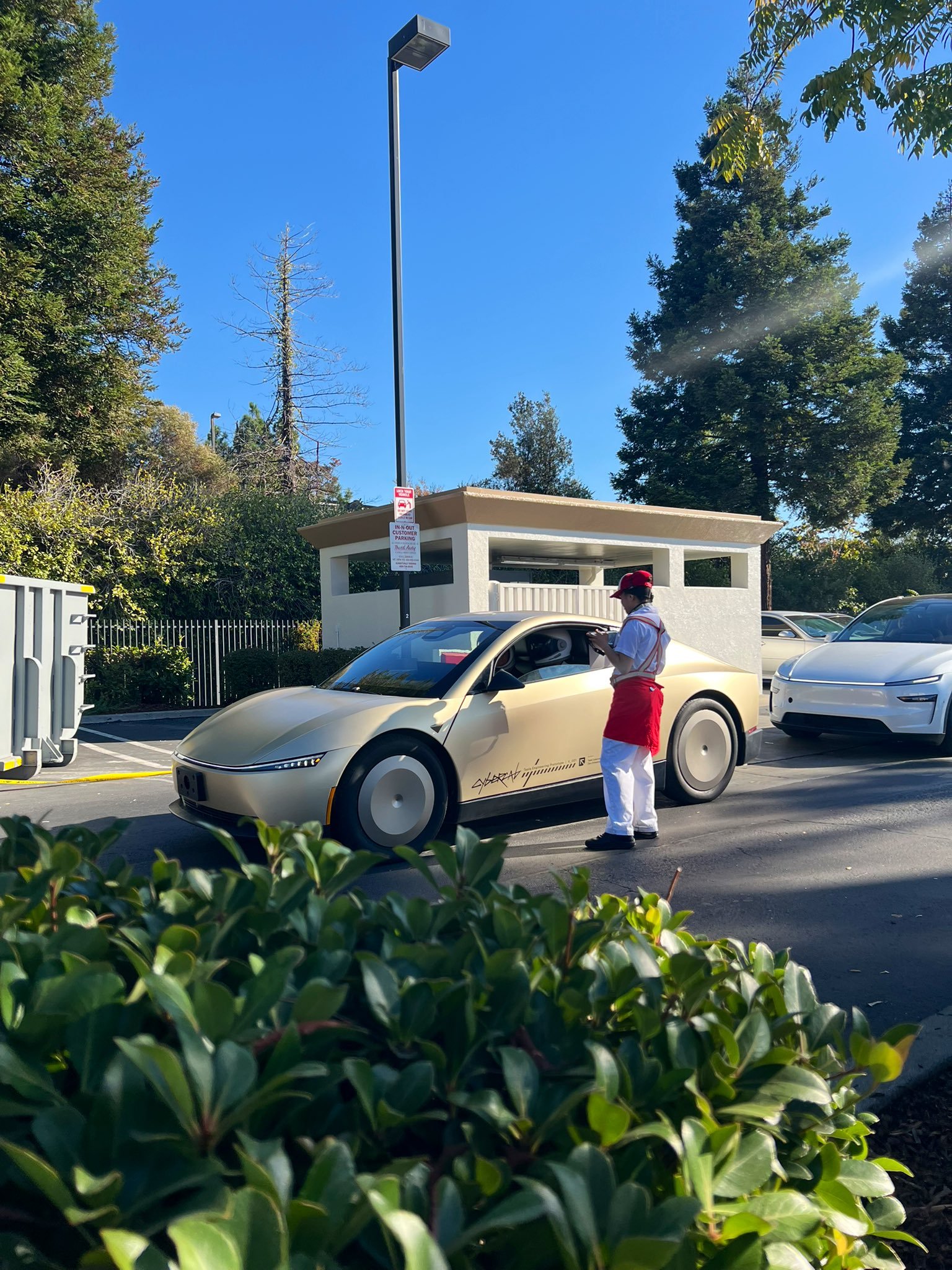 特斯拉发布了其量产RobotaxiCyberCab在IN-N-OUT快