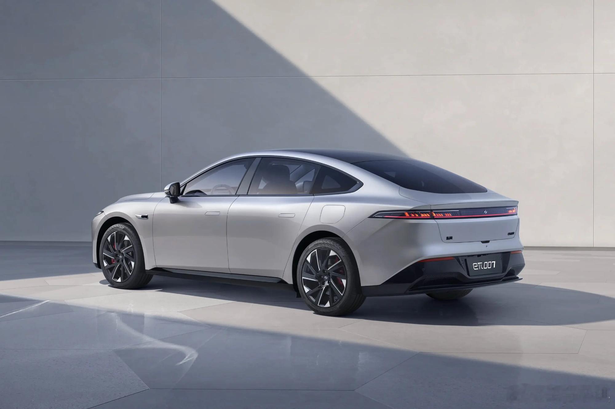 实打实地开了段时间奕派007，能明显感觉到这车就是冲着年轻人造的运动轿跑，诚意真