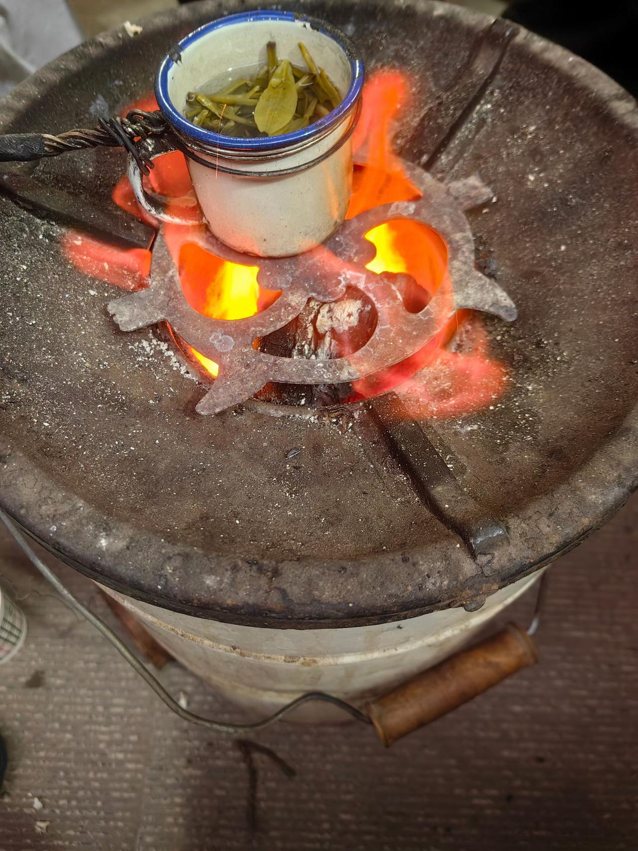 今天到乡下旅游，在一个老乡家看到了这个，他们称之为“罐罐茶”，喝起来有点苦，但他