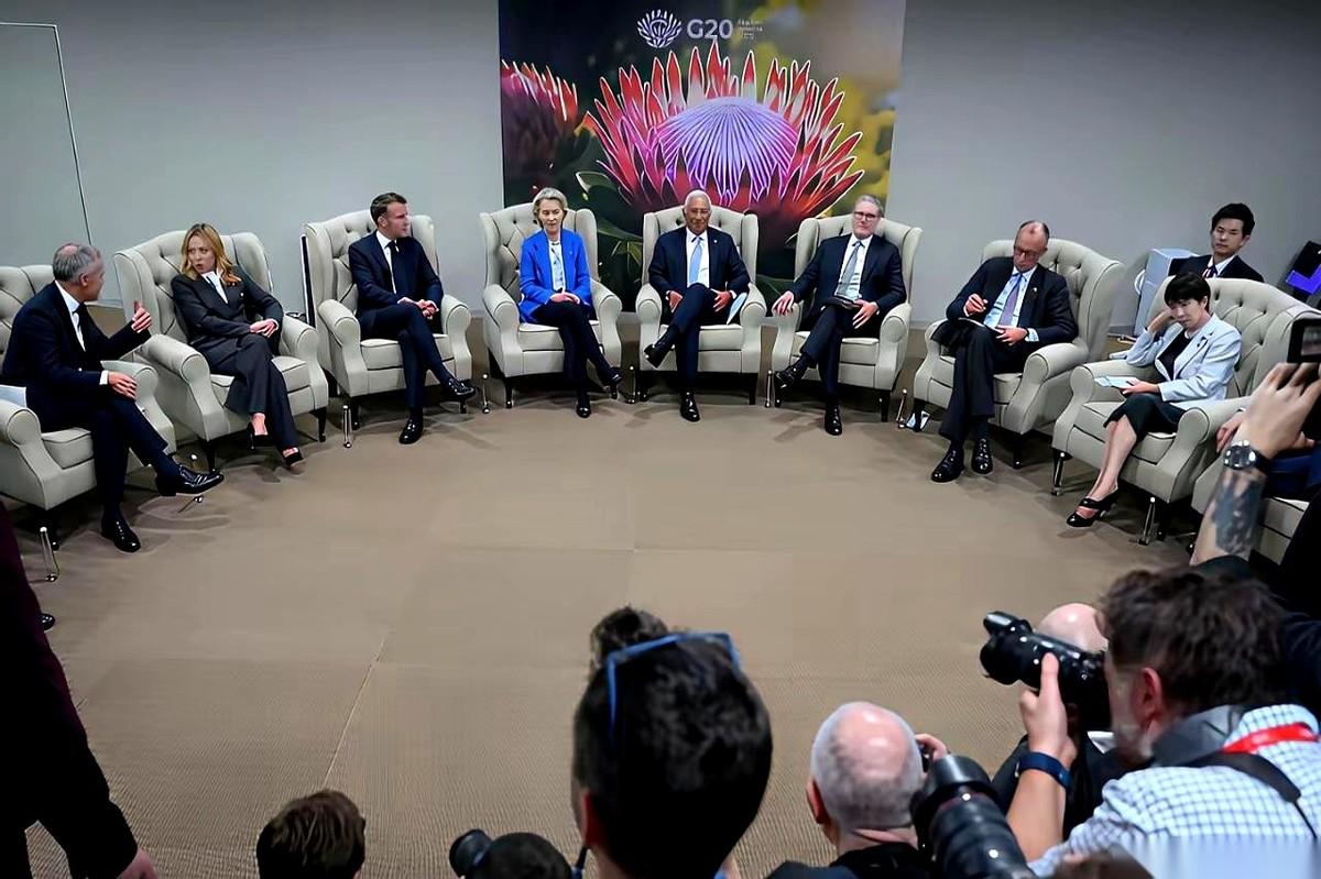 主角都没来，配角们开年会了？一个个西装笔挺的，头发梳得油光锃亮，人模人样的。