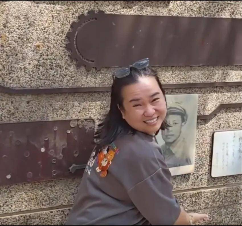泪目！马来西亚一名女孩到昆明旅游，逛到新闻南路，看见一面墙。墙上刻着很多老照片和