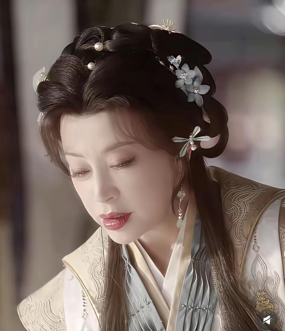 真是难为化妆师了！最近毛戈平给75岁刘晓庆化妆的视频火遍全网，看完我直接惊呆了，