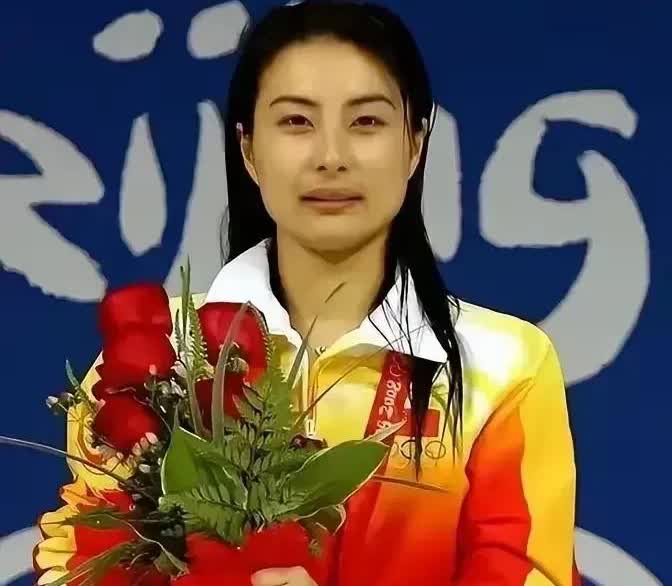 “嫁入千亿豪门的奥运冠军，居然在香港吃不饱？”这可不是八卦小报的标题，而是郭晶晶