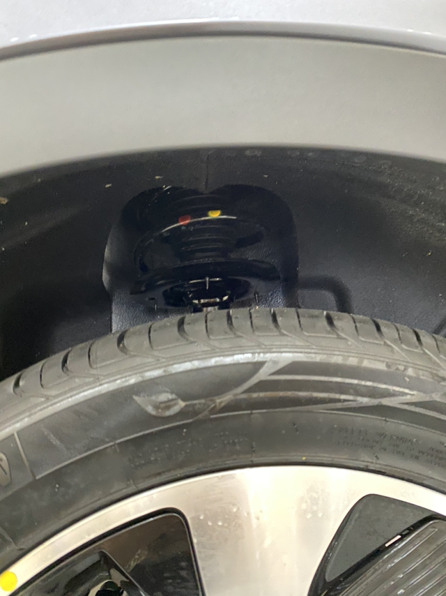 试驾又发现一个缺点底盘松散这车底盘硬，但是松散，车在过减速带或者有坑的路面后，