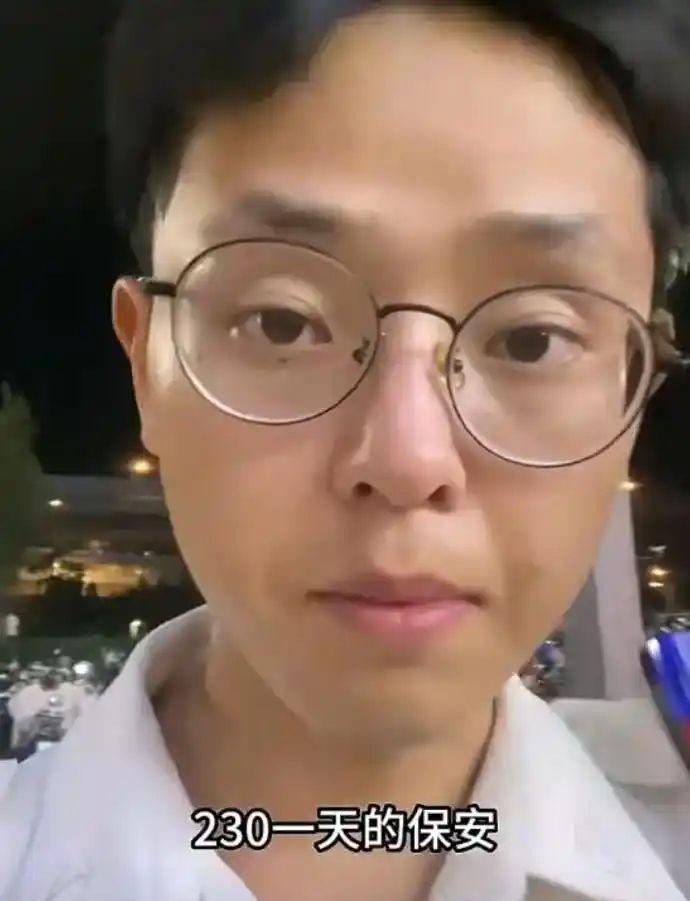 江苏一位00后刚大学毕业，不想再伸手找家里要钱，为了糊口找了小区保安的工作。这份