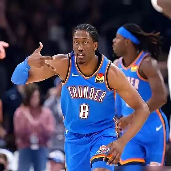 克利夫兰骑士队更衣室，全队瘫倒一片！只有36岁的哈登，一个人还...