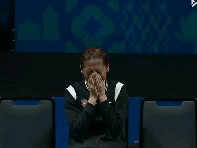 上海女团拿了铜牌，颁奖台上陈熠抹眼泪的样子，看了真让人心里不是滋味。谁都知